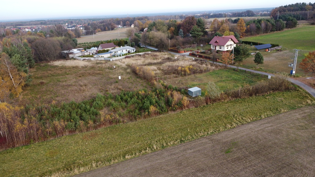 Blisko innych zabudowań a z drugiej strony las