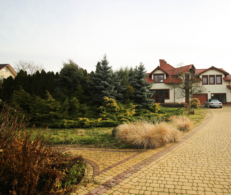 Dom jednorodzinny z sauną, ogrodem i garażami