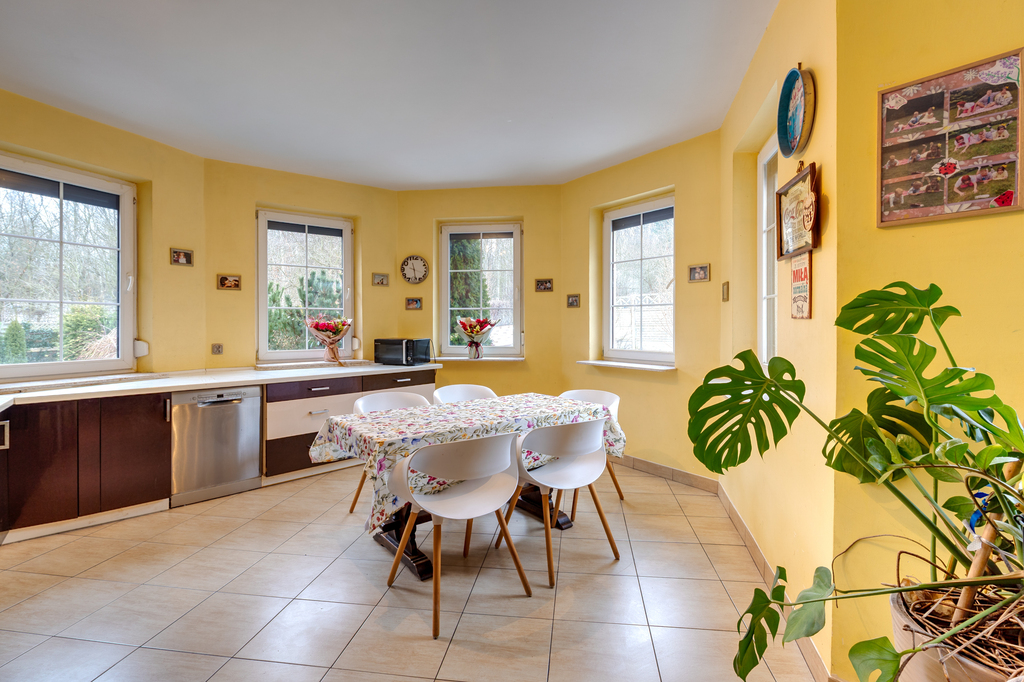 Dom Wolnostojący W Pożądanej Lokalizacji.