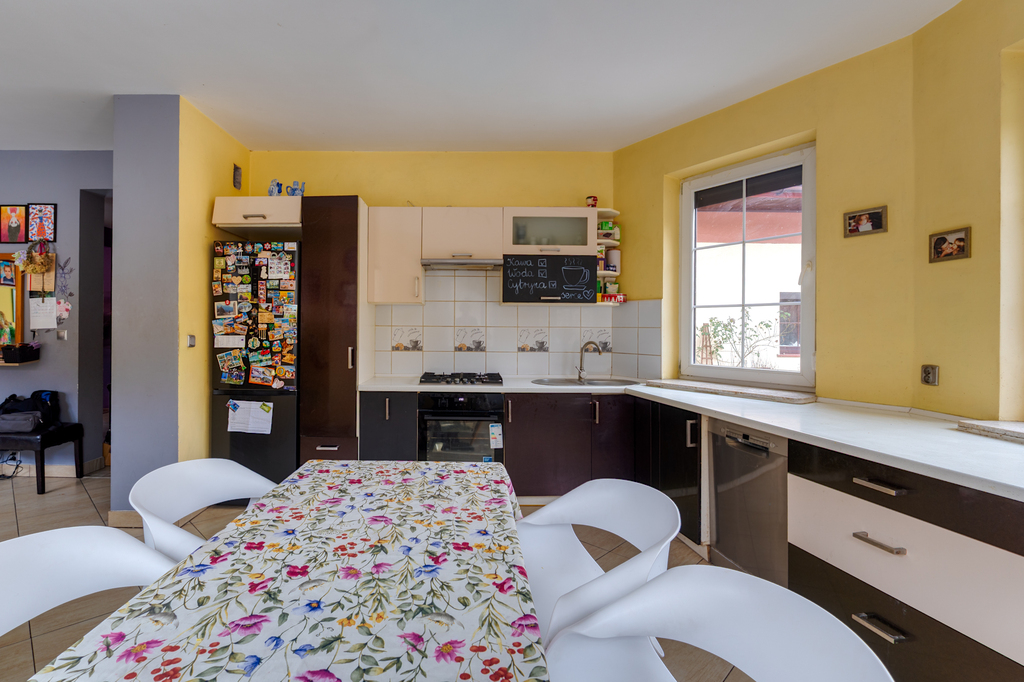 Dom Wolnostojący W Pożądanej Lokalizacji.