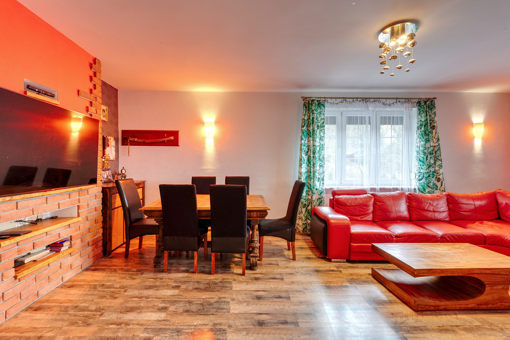 Dom Wolnostojący W Pożądanej Lokalizacji.