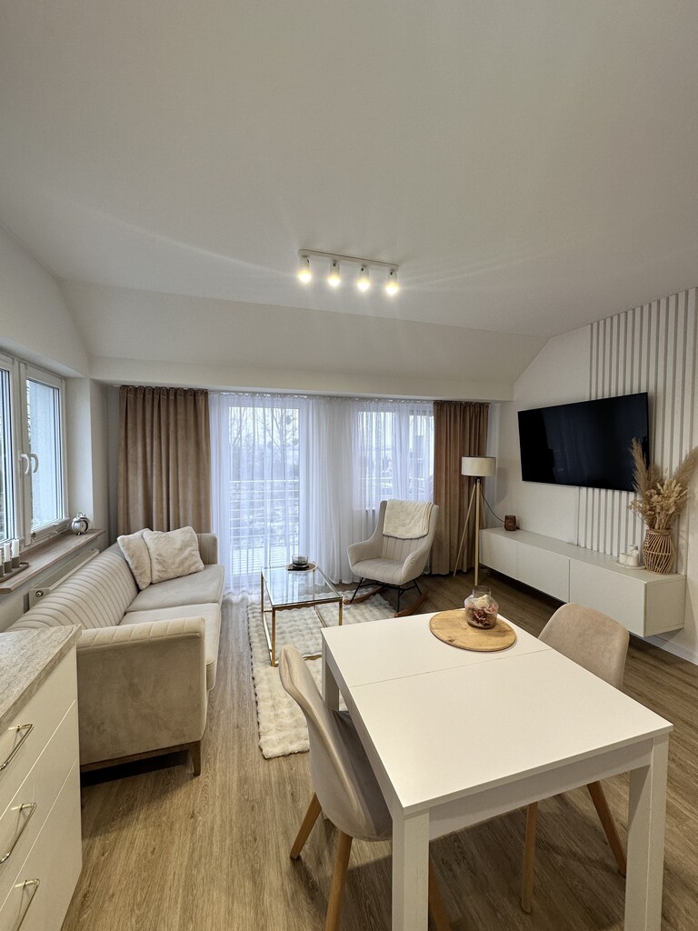 Salon z wyjściem na balkon