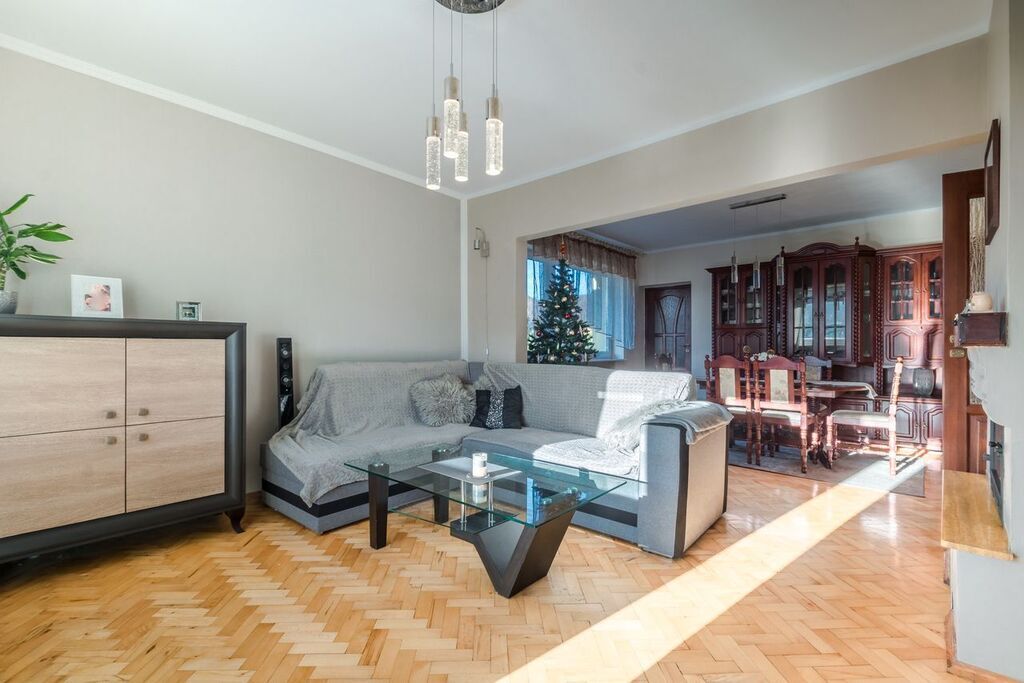 Dom z garażem w doskonałej lokalizacji