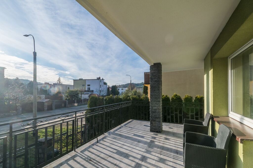 Dom z garażem w doskonałej lokalizacji