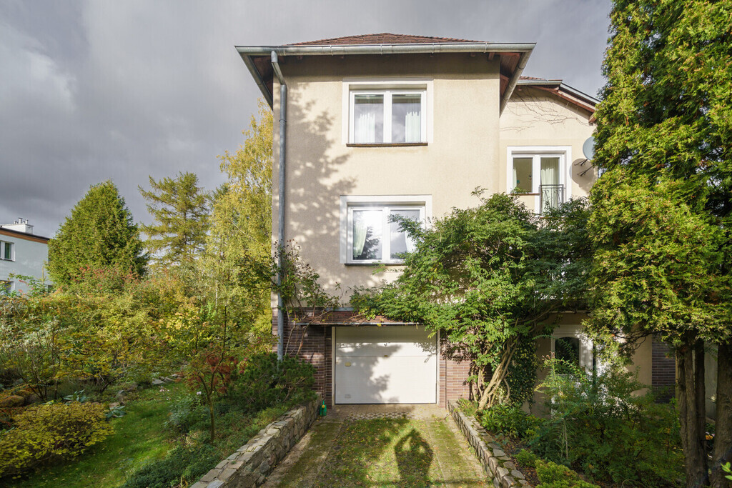 Elegancki Dom w Gdyni: Przestrzeń tuż przy lesie