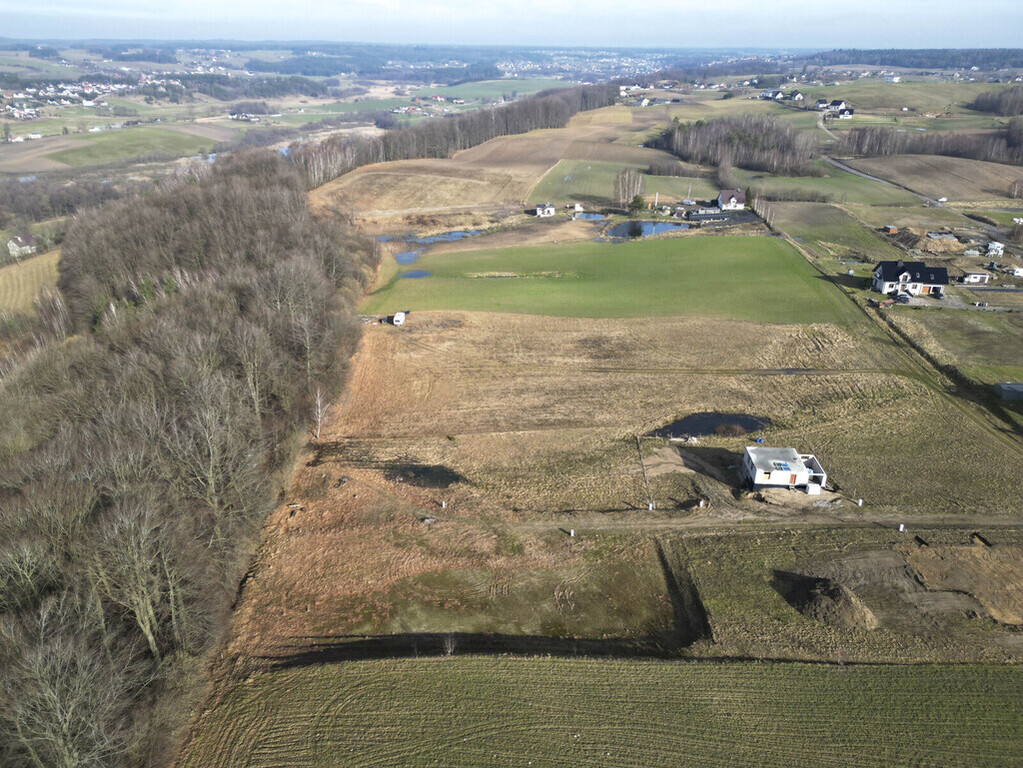 Uzbrojone i wyrównane działki przy ścianie lasu