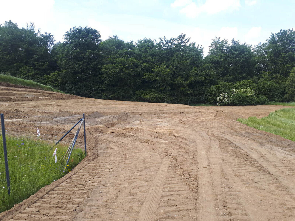 Uzbrojone i wyrównane działki przy ścianie lasu