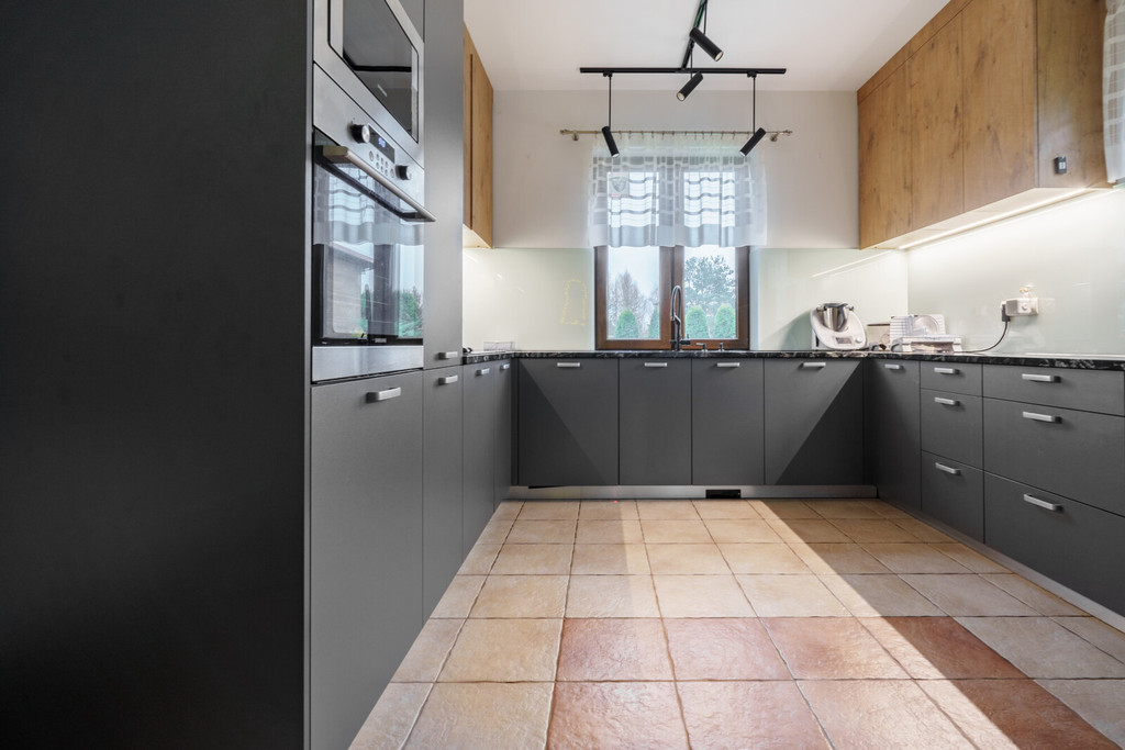 Nowoczesny dom z antresolą i dużą działką