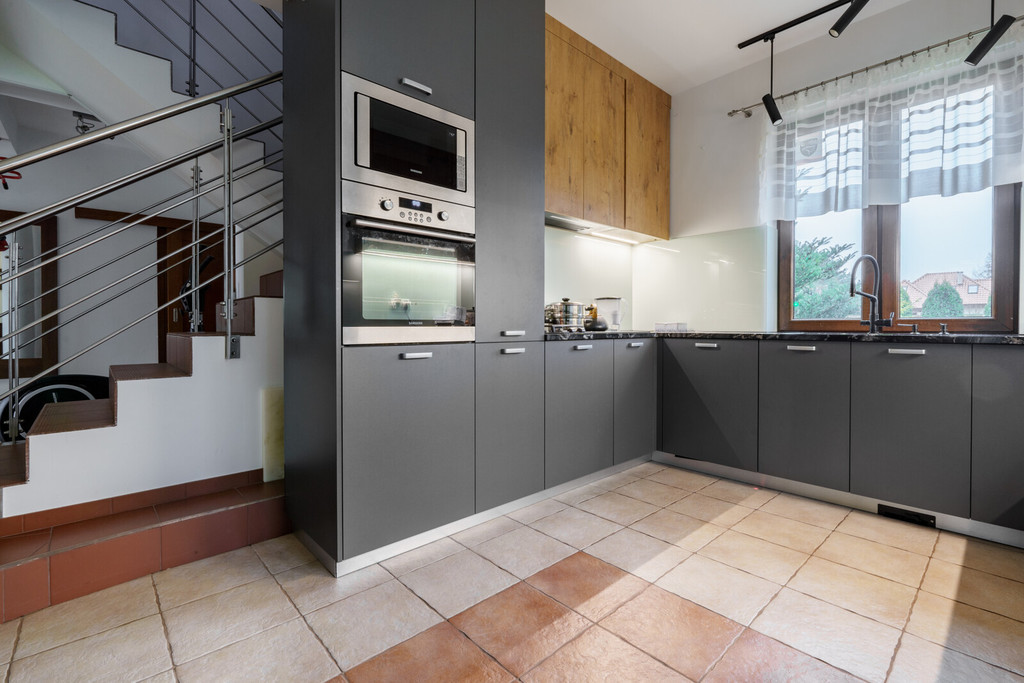 Nowoczesny dom z antresolą i dużą działką