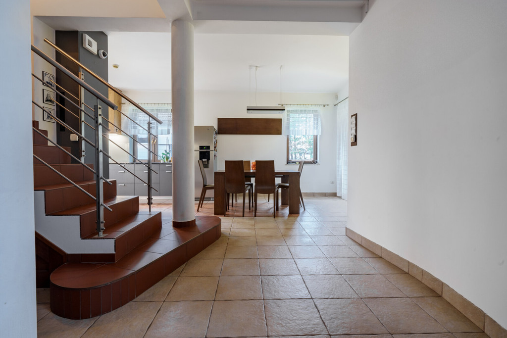 Nowoczesny dom z antresolą i dużą działką