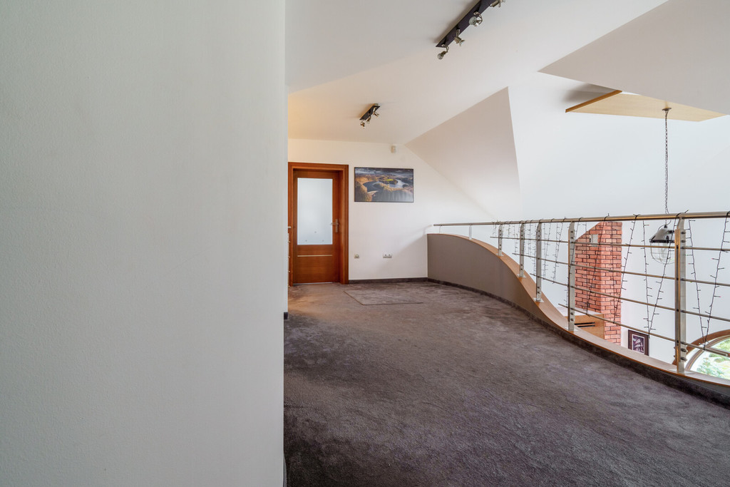 Nowoczesny dom z antresolą i dużą działką