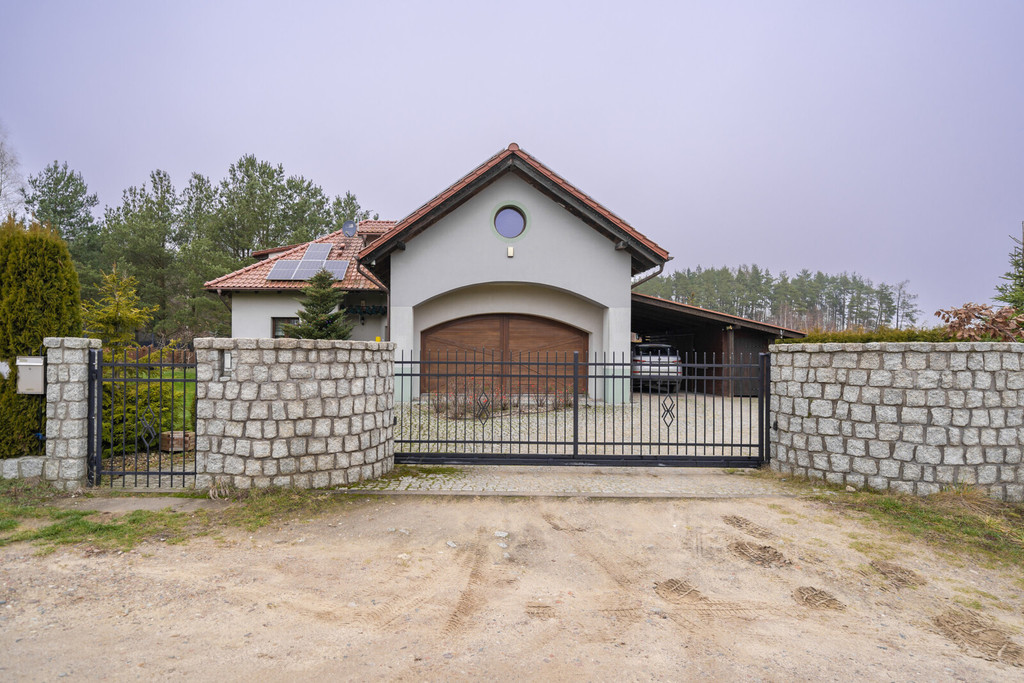 Nowoczesny dom z antresolą i dużą działką