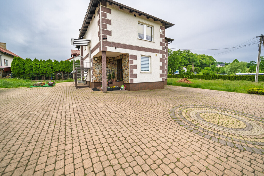 Dom z 3 mieszkaniami w Barłominie koło Luzina