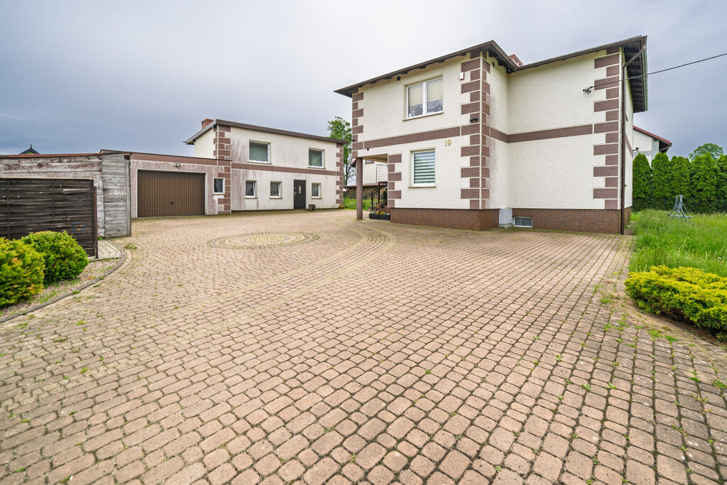 Dom z 3 mieszkaniami w Barłominie koło Luzina