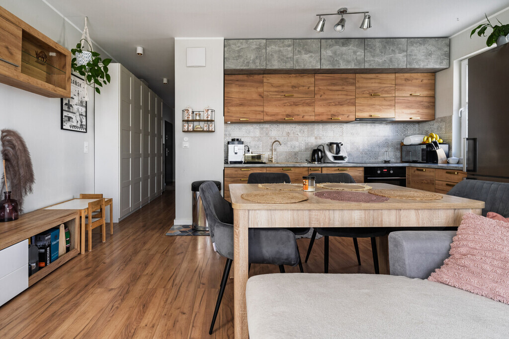 W pełni wyposażone 3 pokoje z dużym ogrodem