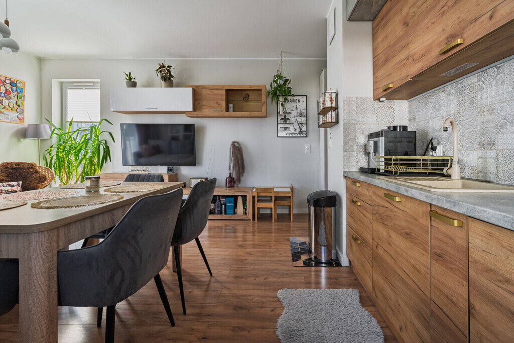 W pełni wyposażone 3 pokoje z dużym ogrodem