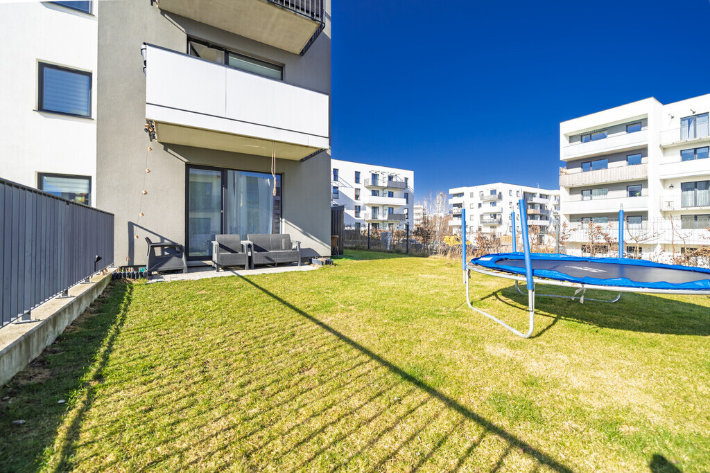 W pełni wyposażone 3 pokoje z dużym ogrodem