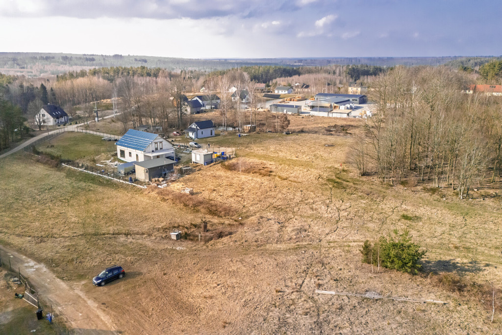 Działka budowlana 1368 m² w otoczeniu lasu