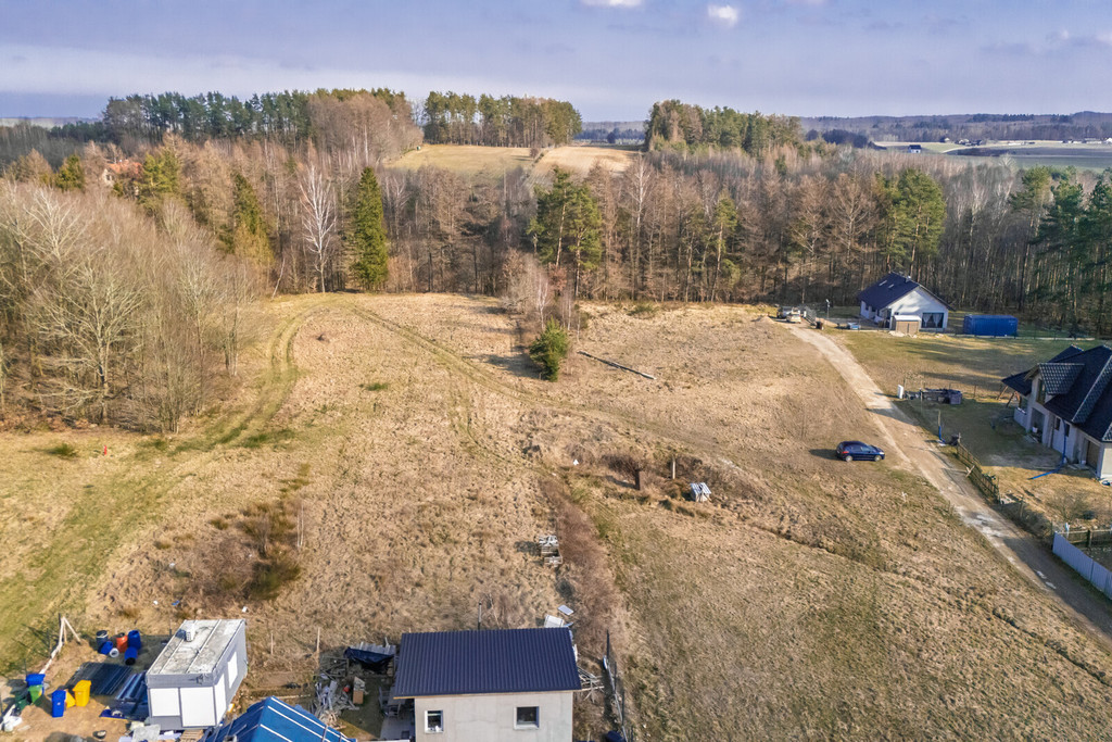 Działka budowlana 1368 m² w otoczeniu lasu