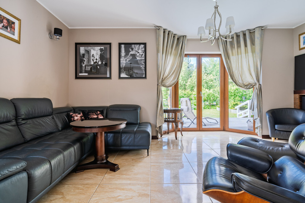 Ekskluzywny dom z dużą działką w Tuchomiu