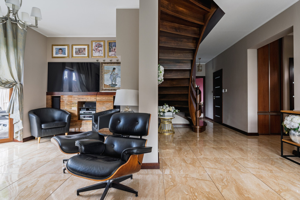 Ekskluzywny dom z dużą działką w Tuchomiu