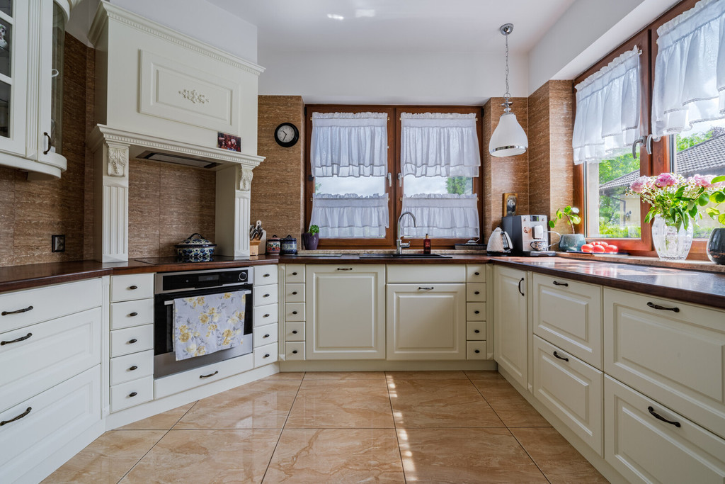 Ekskluzywny dom z dużą działką w Tuchomiu