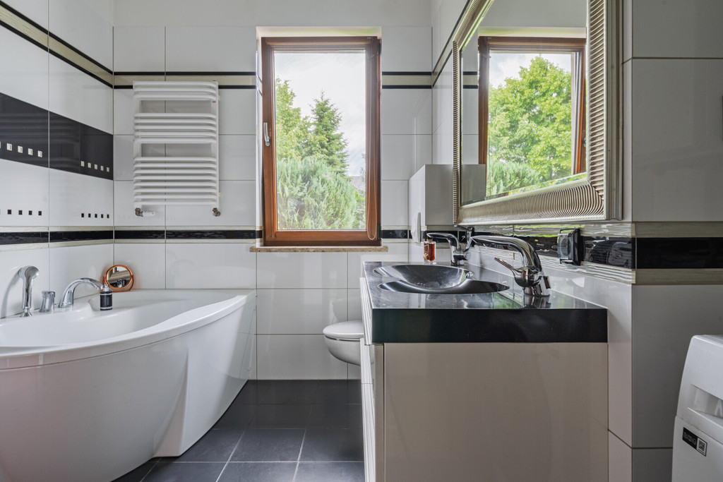 Ekskluzywny dom z dużą działką w Tuchomiu