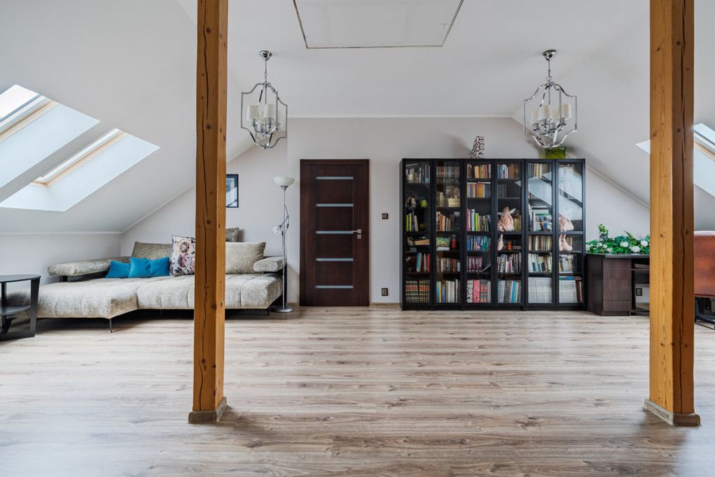 Ekskluzywny dom z dużą działką w Tuchomiu