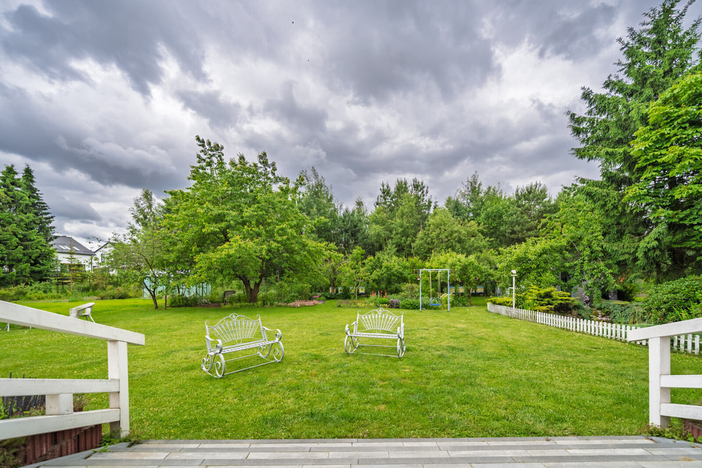 Ekskluzywny dom z dużą działką w Tuchomiu