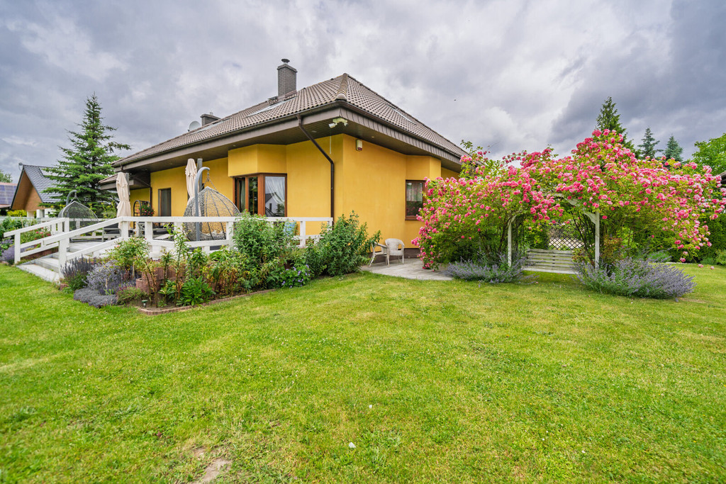 Ekskluzywny dom z dużą działką w Tuchomiu