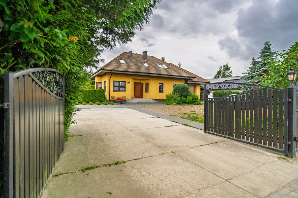 Ekskluzywny dom z dużą działką w Tuchomiu