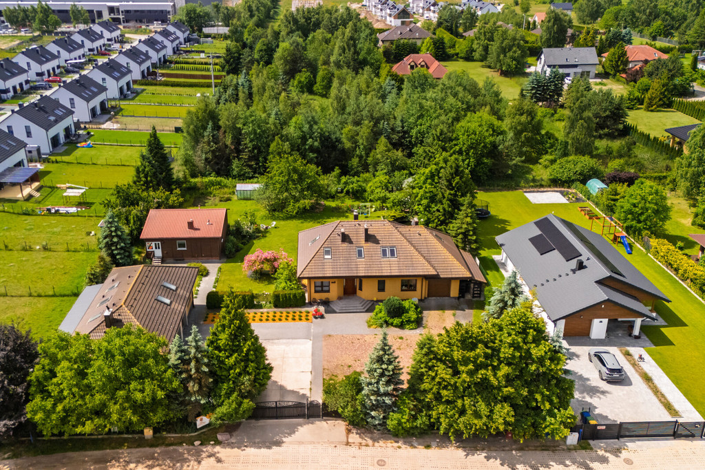 Ekskluzywny dom z dużą działką w Tuchomiu