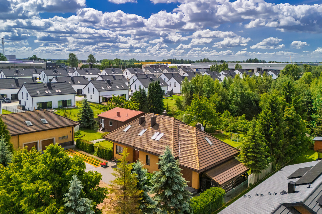 Ekskluzywny dom z dużą działką w Tuchomiu