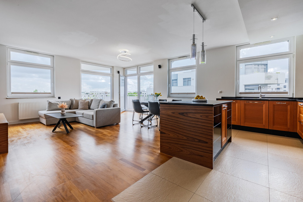 Przestronny apartament z tarasem i widokiem na las