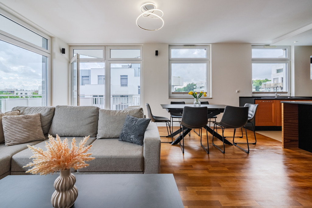 Przestronny apartament z tarasem i widokiem na las