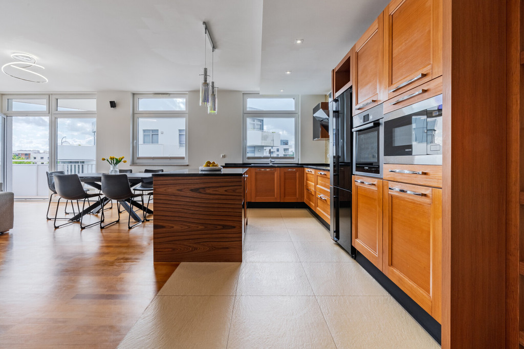 Przestronny apartament z tarasem i widokiem na las