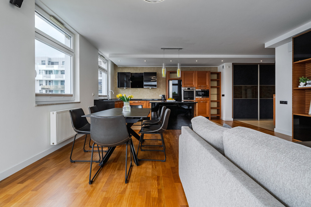 Przestronny apartament z tarasem i widokiem na las