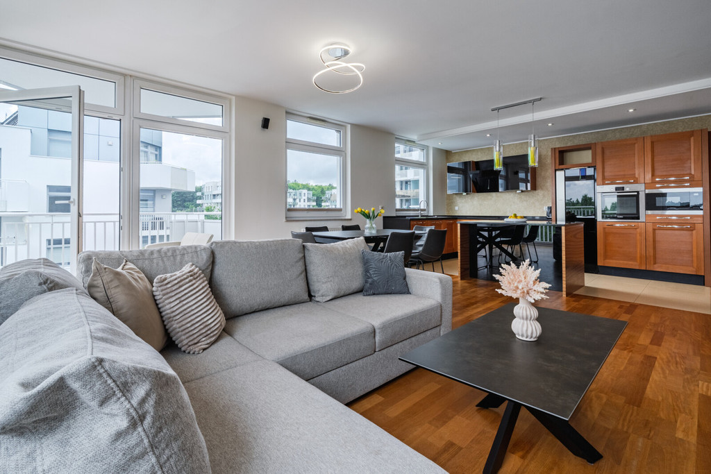 Przestronny apartament z tarasem i widokiem na las