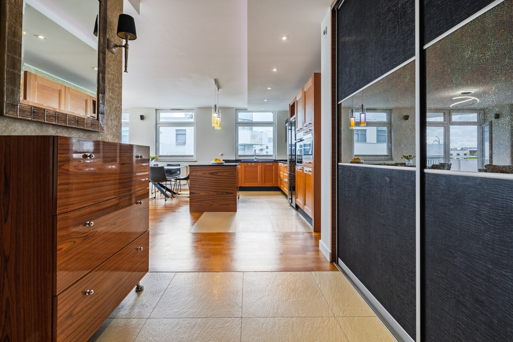 Przestronny apartament z tarasem i widokiem na las