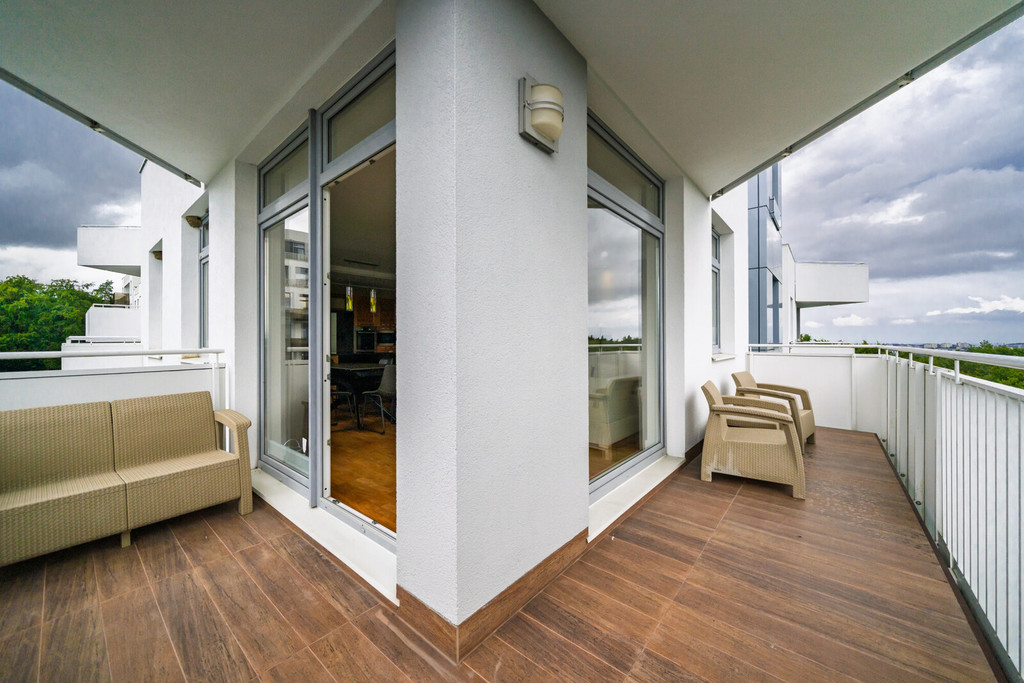 Przestronny apartament z tarasem i widokiem na las