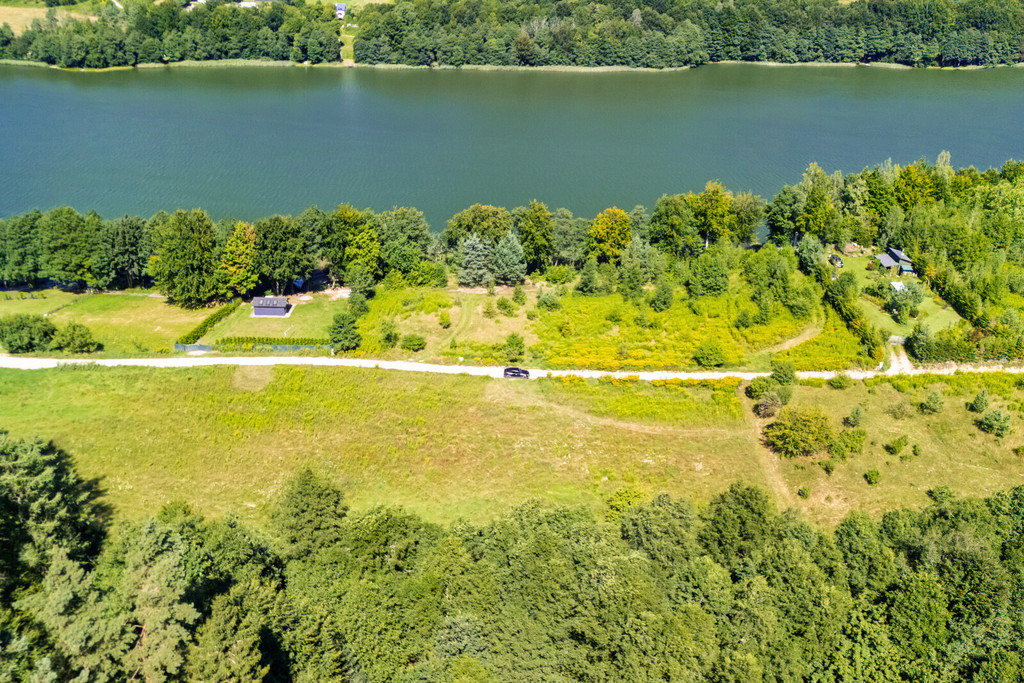 Sielskie działki nad Jeziorem Ostrzyckim