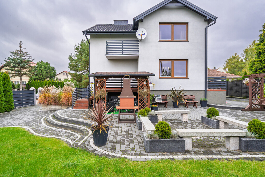 Wolnostojący dom z garażem po remoncie | Straszyn