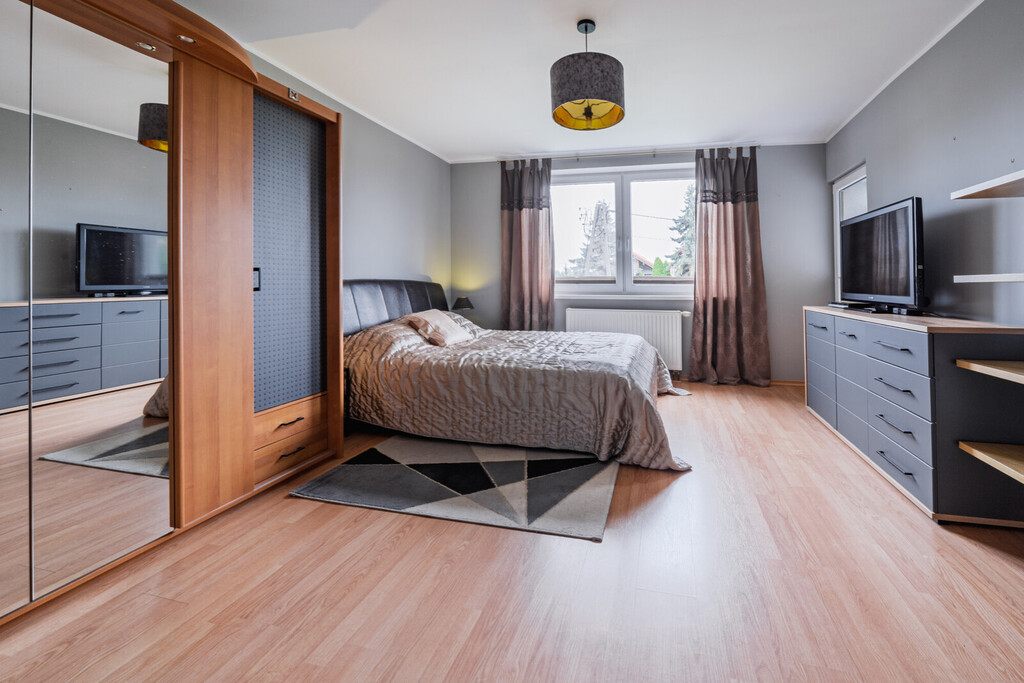 Wolnostojący dom z garażem po remoncie | Straszyn