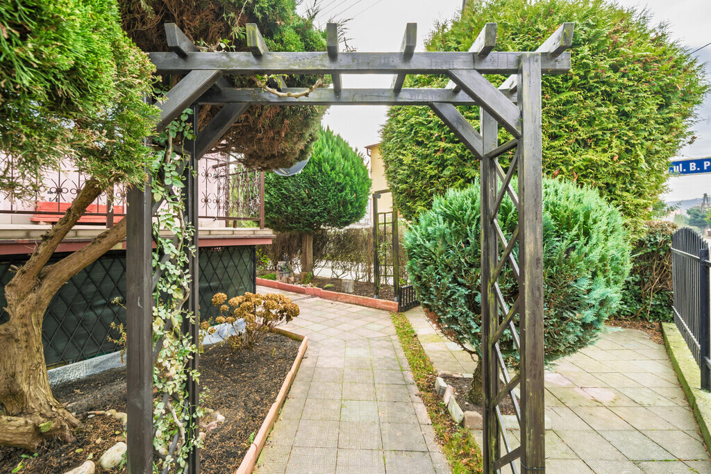 Dom z dwoma lokalami mieszkalnymi w Rumi