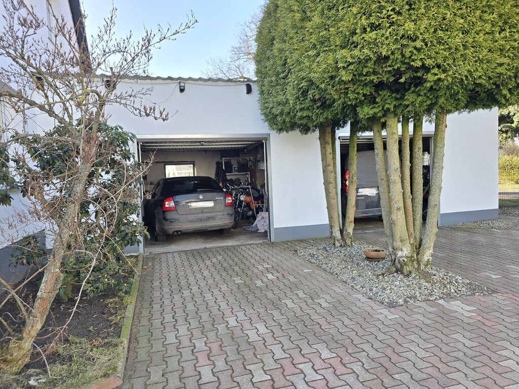 Dom z najmem i warsztatem produkcyjnym – Parowa