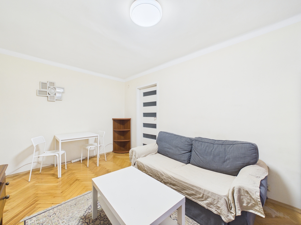 Prądnik Czerwony, Fiołkowa; 2 pokojowe