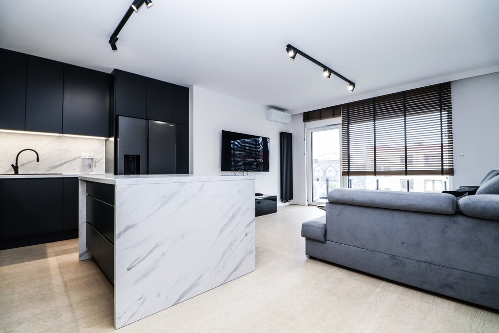 3-pok. mieszkanie z dużym balkonem i klimatyzacją!