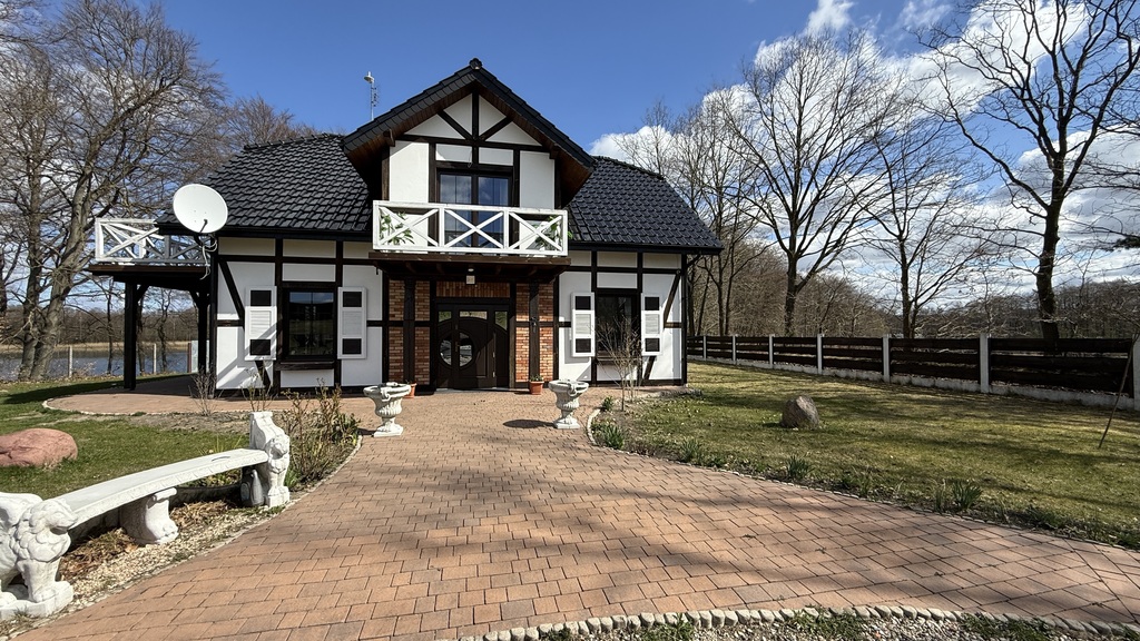 DOM PRZY JEZIORZE POD LASEM