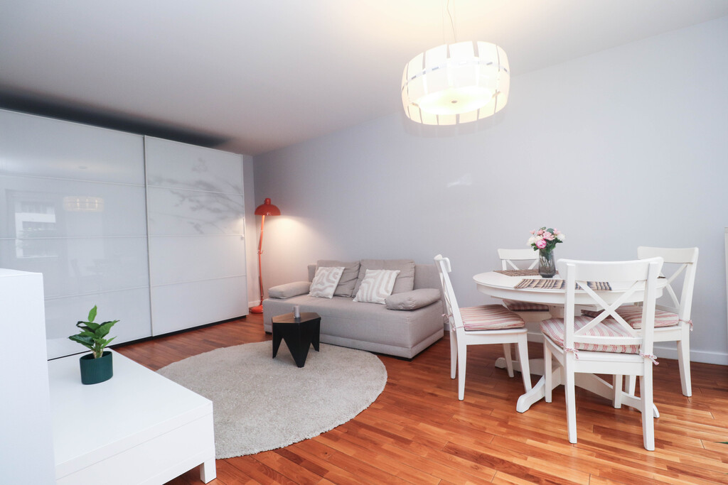 Jasne i przestronne mieszkanie obok Serenady!