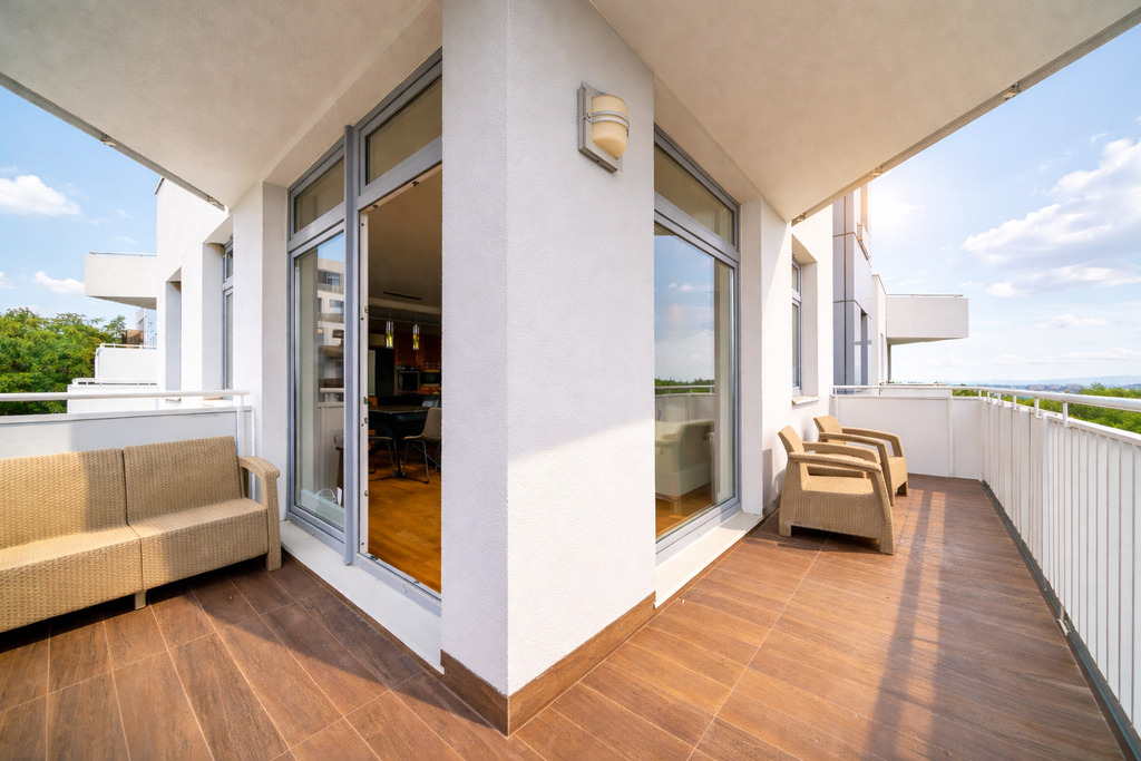 Przestronny apartament z tarasem i widokiem na las